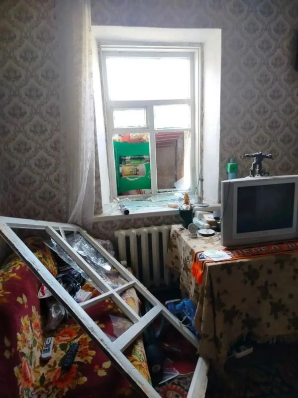В результате атаки БпЛА в городе Таврийск повреждены 4 индивидуальных жилых дома и хозяйственная постройка — сообщил врио главы Новокаховского округа В.Оганесов В результате атаки БпЛА в городе Таврийск повреждены 4 индивидуальных жилых дома и хозяйственная постройка — сообщил врио главы Новокаховского округа В.Оганесов