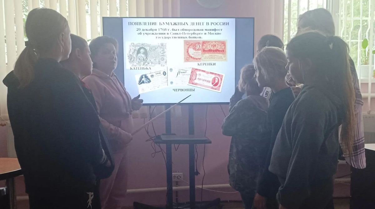 В Богдановском сельском клубе прошёл познавательный экономический час «История появления бумажных денег» В Богдановском сельском клубе прошёл познавательный экономический час «История появления бумажных денег»