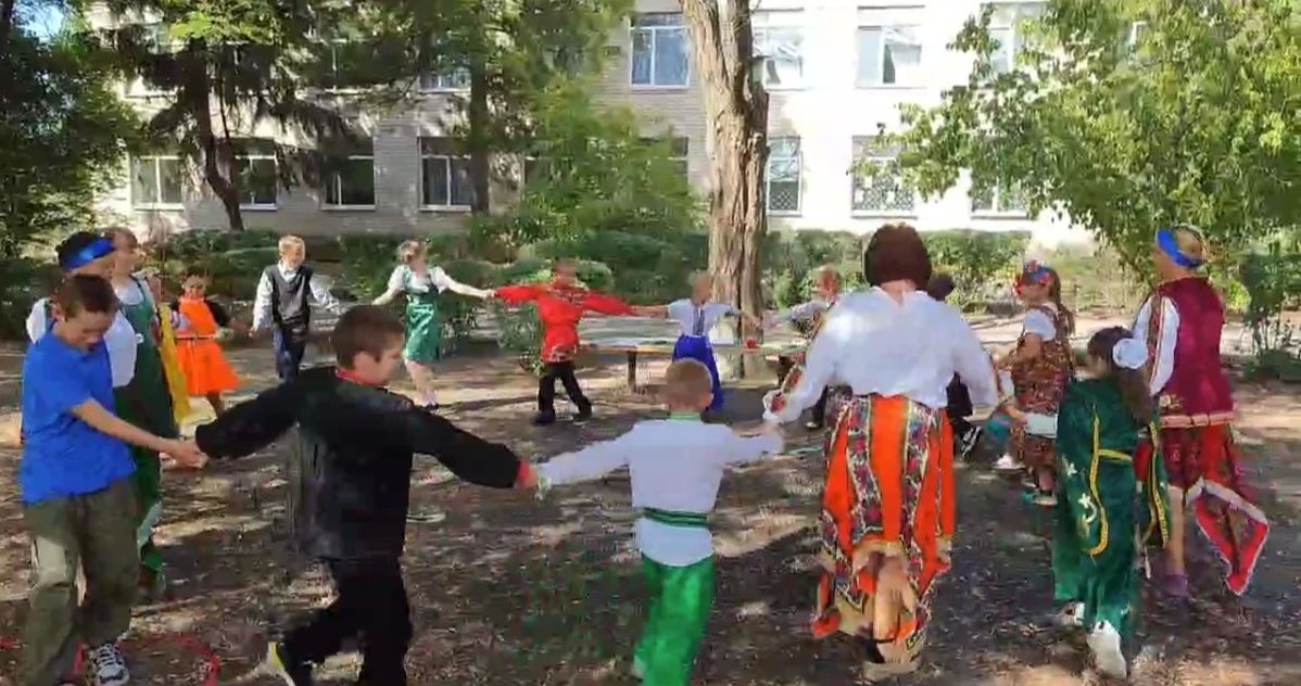 В Раздольненском сельском клубе состоялась интерактивная программа «Хоровод единства: в дружбе наша сила» для учащихся Горьковской школы — в честь Всемирного дня русского единения В Раздольненском сельском клубе состоялась интерактивная программа «Хоровод единства: в дружбе наша сила» для учащихся Горьковской школы — в честь Всемирного дня русского единения