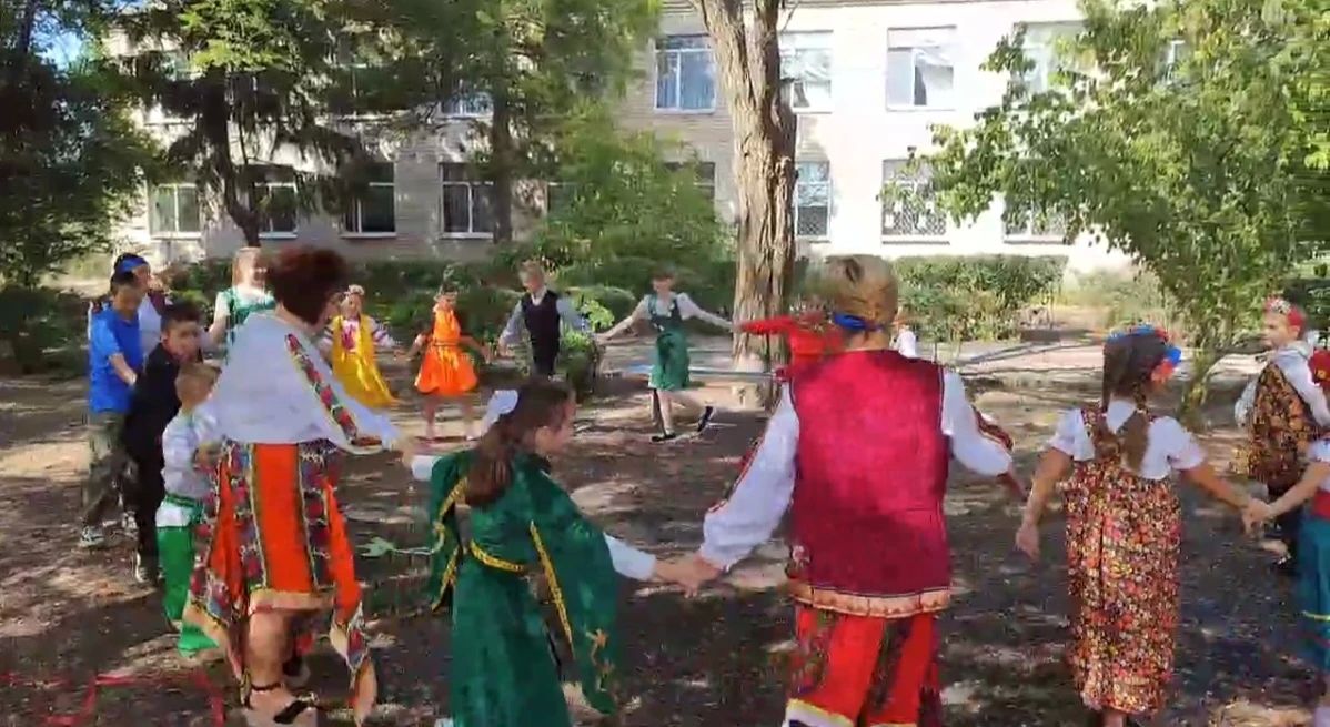 В Раздольненском сельском клубе состоялась интерактивная программа «Хоровод единства: в дружбе наша сила» для учащихся Горьковской школы — в честь Всемирного дня русского единения В Раздольненском сельском клубе состоялась интерактивная программа «Хоровод единства: в дружбе наша сила» для учащихся Горьковской школы — в честь Всемирного дня русского единения
