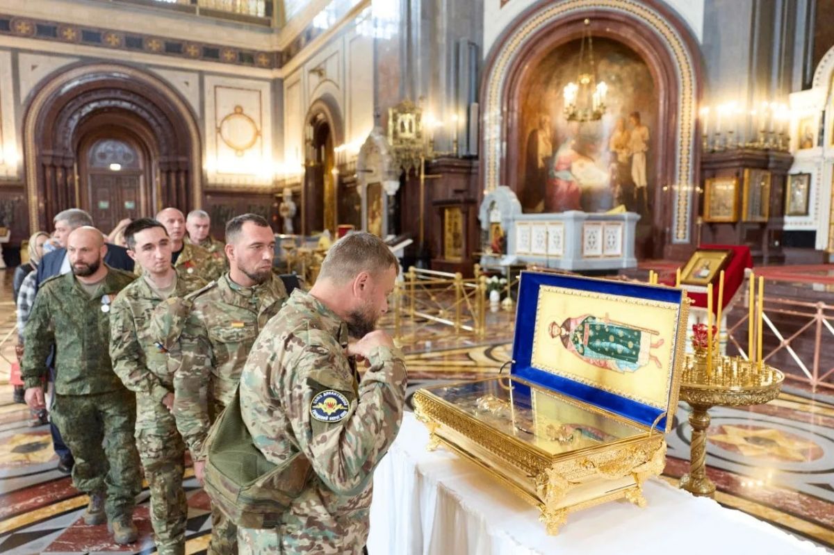 Ветераны СВО помолились у мощей Дмитрия Донского в Храме Христа Спасителя Ветераны СВО помолились у мощей Дмитрия Донского в Храме Христа Спасителя