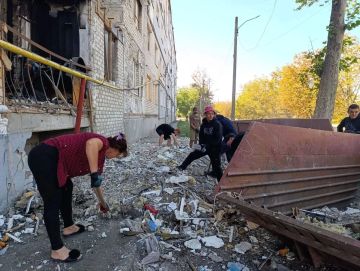В Каховке молодежь помогла ликвидировать последствия обстрела со стороны ВСУ