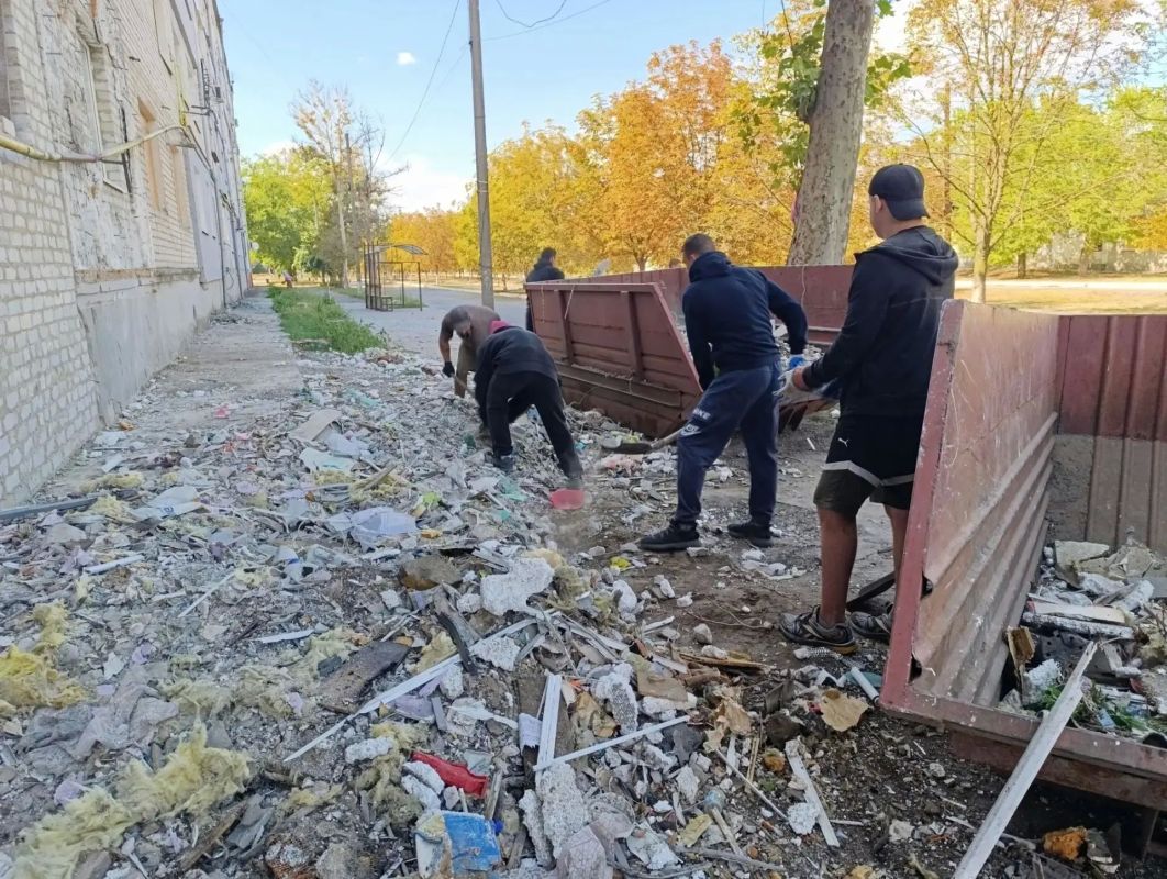 Молодые активисты ТОС «Мечта» из Каховки помогли ликвидировать последствия обстрела со стороны украинских боевиков Молодые активисты ТОС «Мечта» из Каховки помогли ликвидировать последствия обстрела со стороны украинских боевиков