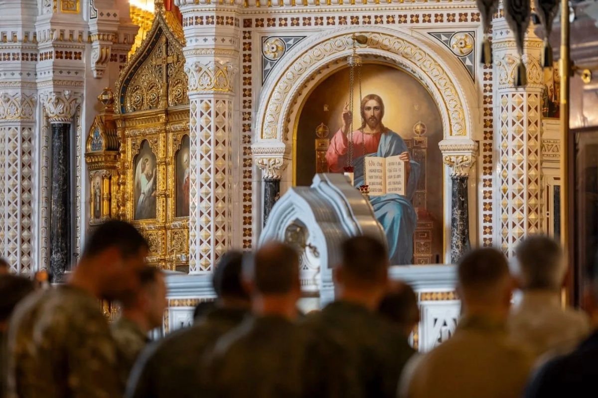 Ветераны СВО помолились у мощей Дмитрия Донского в Храме Христа Спасителя Ветераны СВО помолились у мощей Дмитрия Донского в Храме Христа Спасителя