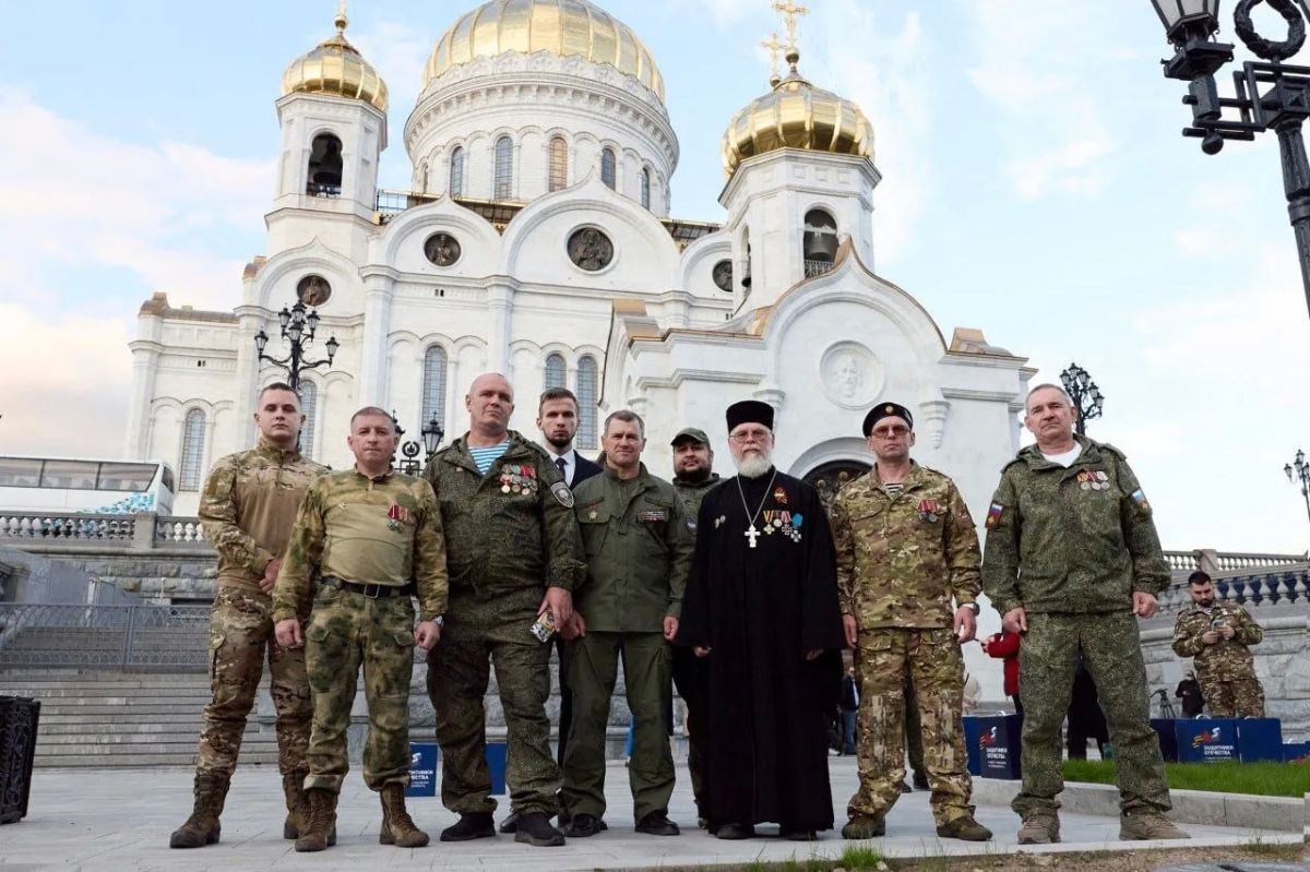 Ветераны СВО помолились у мощей Дмитрия Донского в Храме Христа Спасителя Ветераны СВО помолились у мощей Дмитрия Донского в Храме Христа Спасителя