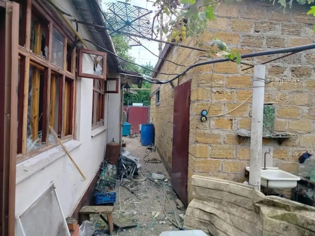 В результате атаки БпЛА в городе Таврийск повреждены 4 индивидуальных жилых дома и хозяйственная постройка — сообщил врио главы Новокаховского округа В.Оганесов В результате атаки БпЛА в городе Таврийск повреждены 4 индивидуальных жилых дома и хозяйственная постройка — сообщил врио главы Новокаховского округа В.Оганесов