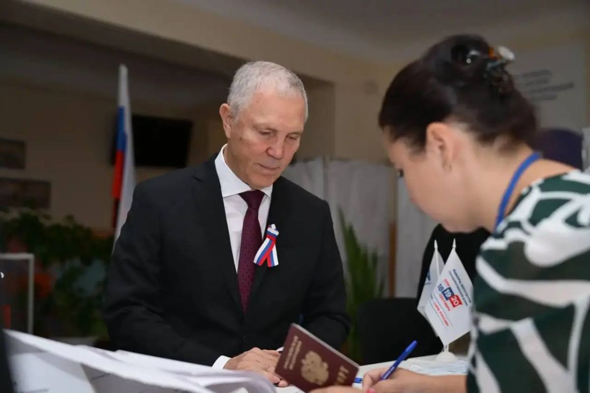 Владимир Сальдо проголосовал на участке имени Кирилла Стремоусова в первый день выборов в Госдуму РФ Владимир Сальдо проголосовал на участке имени Кирилла Стремоусова в первый день выборов в Госдуму РФ