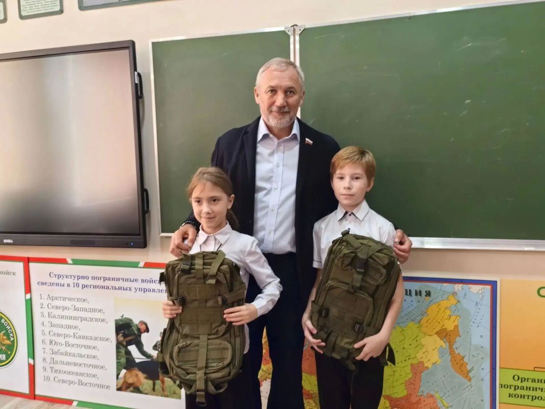 Константин Басюк: С губернатором Херсонской области Владимиром Сальдо, главой Скадовска Александром Дудкой и уполномоченным по правам ребенка в Херсонской области Ириной Кравченко провели церемонию вручения знамени... Константин Басюк: С губернатором Херсонской области Владимиром Сальдо, главой Скадовска Александром Дудкой и уполномоченным по правам ребенка в Херсонской области Ириной Кравченко провели церемонию вручения знамени...