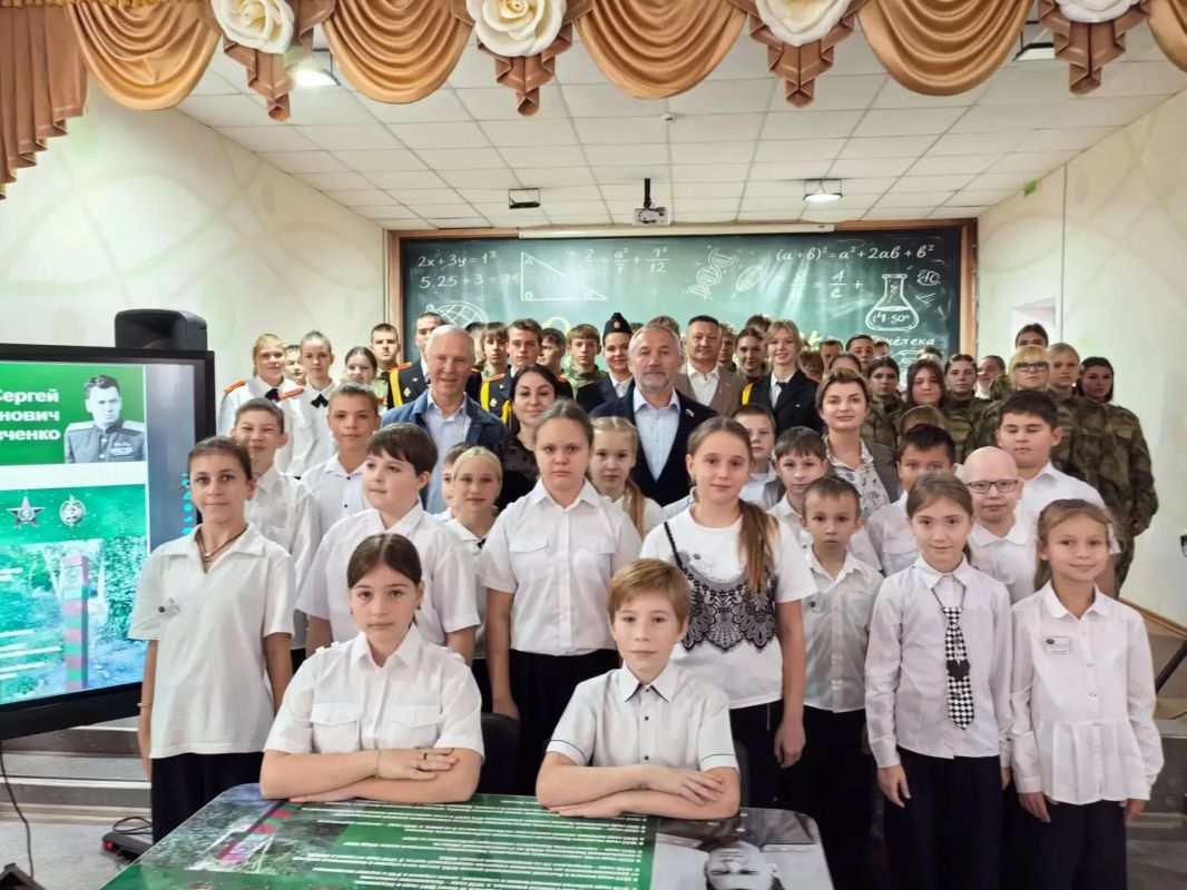Константин Басюк: С губернатором Херсонской области Владимиром Сальдо, главой Скадовска Александром Дудкой и уполномоченным по правам ребенка в Херсонской области Ириной Кравченко провели церемонию вручения знамени... Константин Басюк: С губернатором Херсонской области Владимиром Сальдо, главой Скадовска Александром Дудкой и уполномоченным по правам ребенка в Херсонской области Ириной Кравченко провели церемонию вручения знамени...
