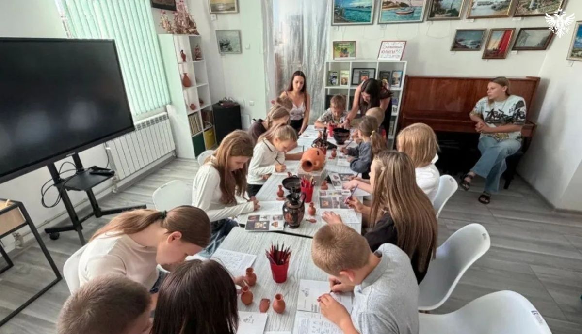 В Геническом музее прошел мастер-класс по росписи керамики для детей защитников Херсонщины В Геническом музее прошел мастер-класс по росписи керамики для детей защитников Херсонщины