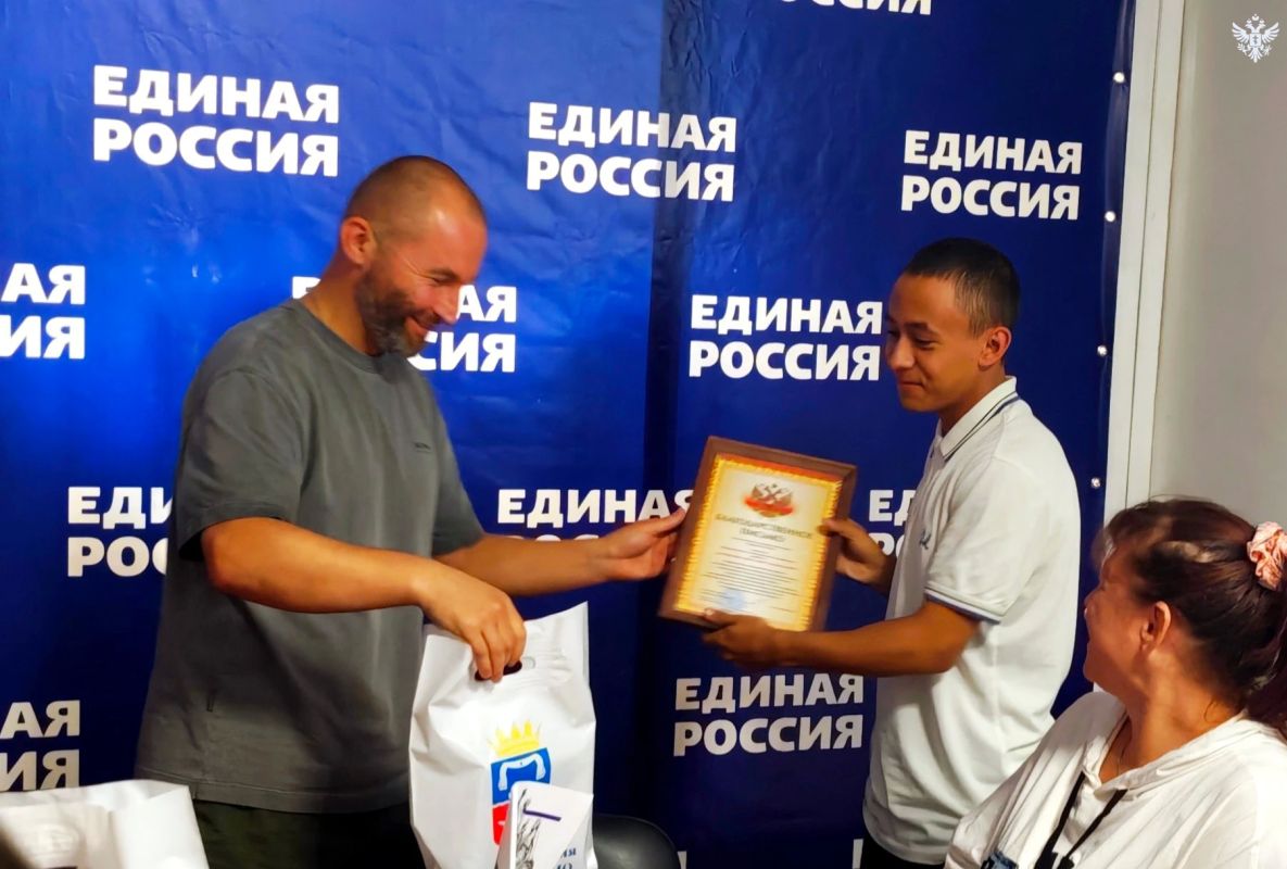 Глава Каховского округа наградил молодых активистов за помощь жителям Глава Каховского округа наградил молодых активистов за помощь жителям