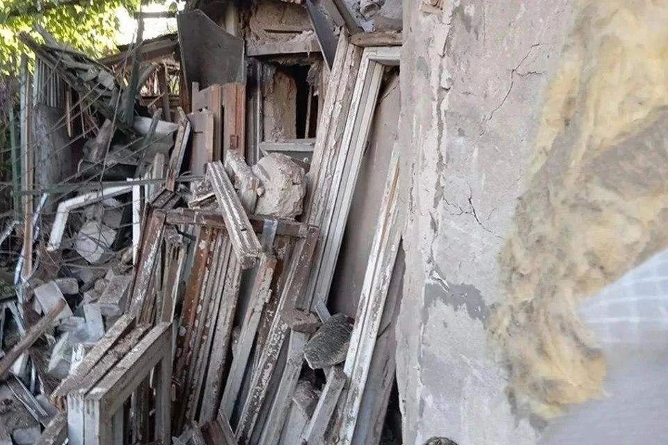 Здание во дворе частного дома повреждено в Новой Каховке из-за обстрела ВСУ