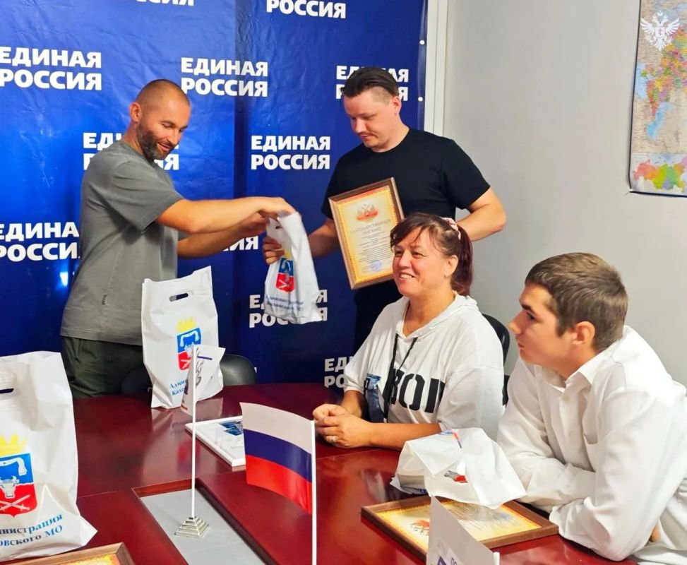Глава Каховского округа наградил активистов за помощь жителям в период проблем с водоснабжением Глава Каховского округа наградил активистов за помощь жителям в период проблем с водоснабжением