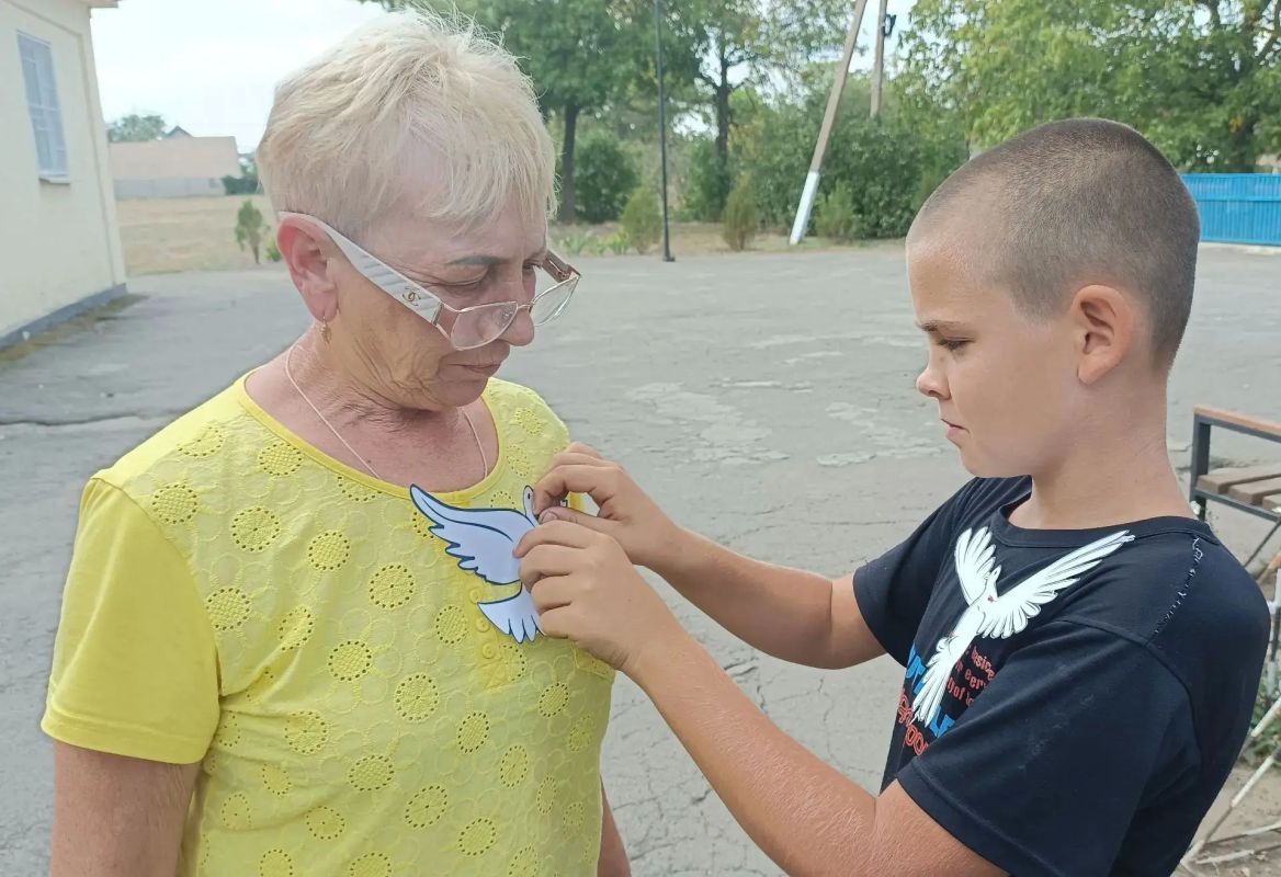 В Богдановском сельском клубе прошёл час творчества «Белый голубь — посланник мира», приуроченный к Международному дню мира В Богдановском сельском клубе прошёл час творчества «Белый голубь — посланник мира», приуроченный к Международному дню мира