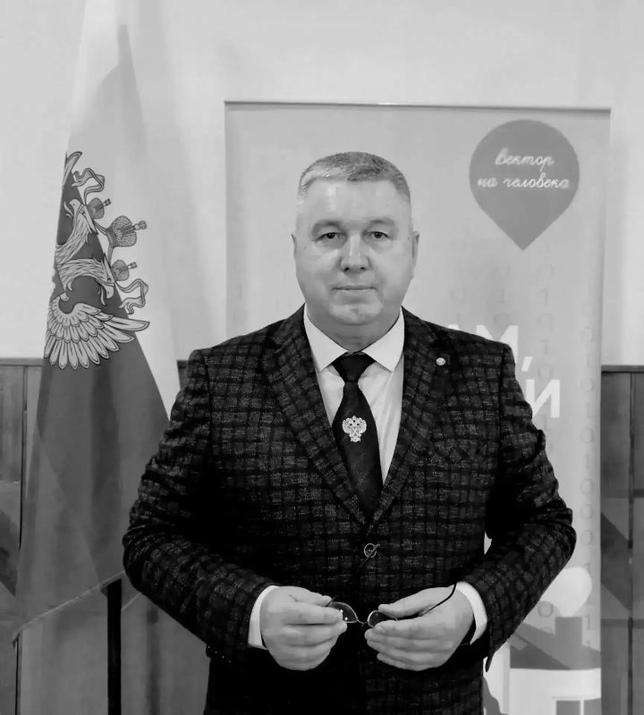 Как сообщает канал Блокнот Херсон, ушёл из жизни руководитель Управления Росреестра по Херсонской области Василий Романов