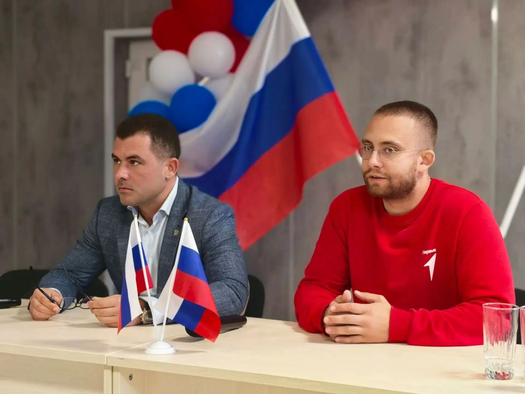Артем Лагойский: Сегодня в Нижних Серогозах вместе с Председателем регионального отделения «Движение Первых» Алексеем Лаврентьевым провели встречу с активом Движения Артем Лагойский: Сегодня в Нижних Серогозах вместе с Председателем регионального отделения «Движение Первых» Алексеем Лаврентьевым провели встречу с активом Движения