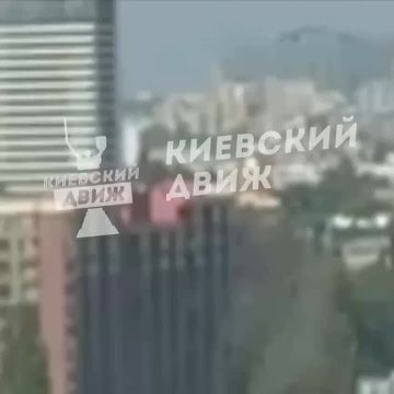 ВС РФ атакуют цели у ж/д вокзала в Киеве — один из ударов попал на видео