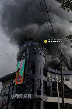 Вокзальная площадь Киева в дыму после ударов