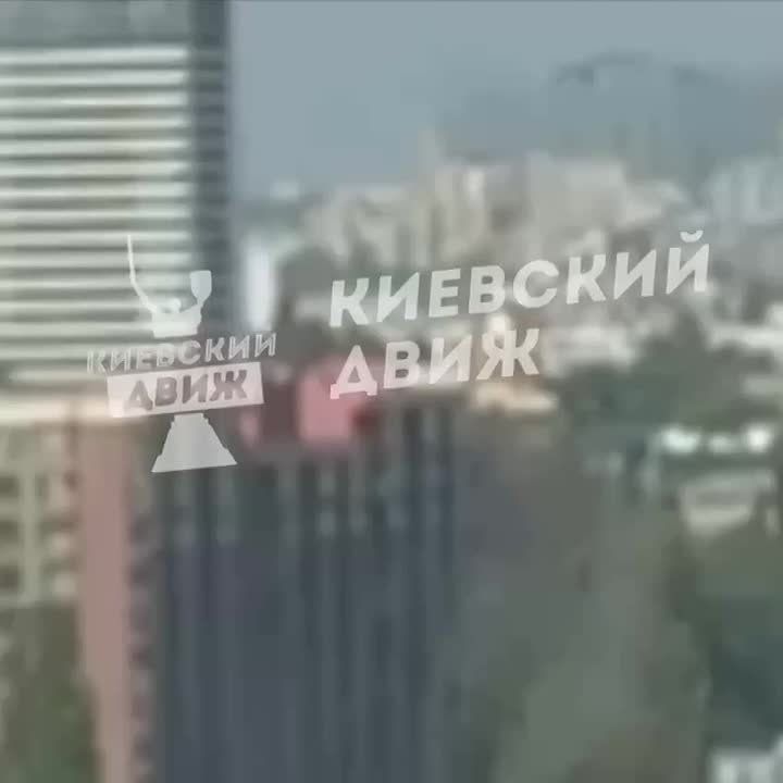 ВС РФ атакуют цели у ж/д вокзала в Киеве — один из ударов попал на видео