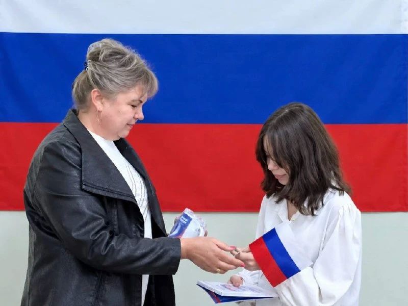 В Великолепетихском округе прошла церемония вручения первых паспортов девяти молодым жителям в рамках программы "Мы — граждане России!" В Великолепетихском округе прошла церемония вручения первых паспортов девяти молодым жителям в рамках программы "Мы — граждане России!"