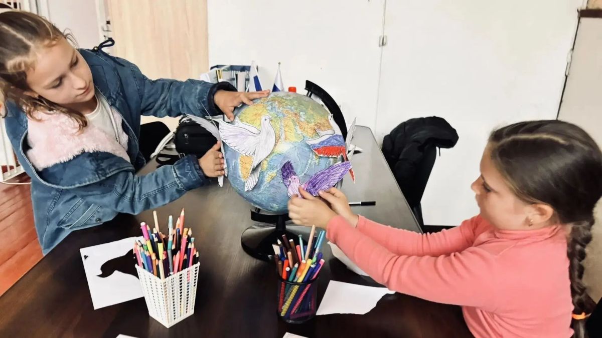 В Дмитровском сельском доме культуры прошло мероприятие «Международный день голубя мира» В Дмитровском сельском доме культуры прошло мероприятие «Международный день голубя мира»