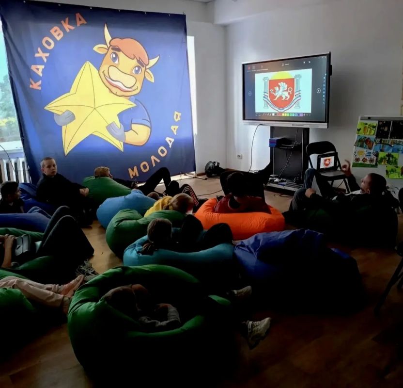 В Молодёжном центре города Каховки прошёл информационный час, посвящённый Дню Государственного флага и Государственного герба Республики Крым В Молодёжном центре города Каховки прошёл информационный час, посвящённый Дню Государственного флага и Государственного герба Республики Крым