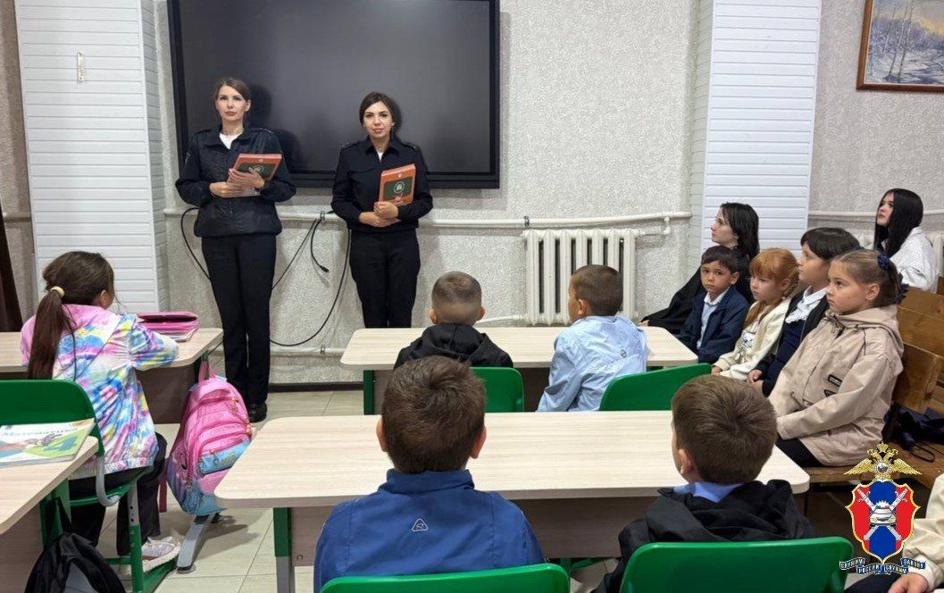 В Геническом округе Херсонской области сотрудники Госавтоинспекции провели профилактическую беседу со школьниками В Геническом округе Херсонской области сотрудники Госавтоинспекции провели профилактическую беседу со школьниками