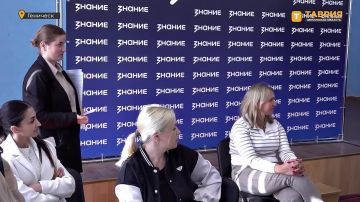 В Геническе родителям рассказали, как защитить подростков от кибербуллинга, дропперства и других угроз