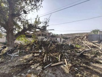 Два мирных жителя погибли, еще двое получили тяжелые ранения из-за удара дрона ВСУ по кафе в Херсонской области, сообщил глава региона Сальдо
