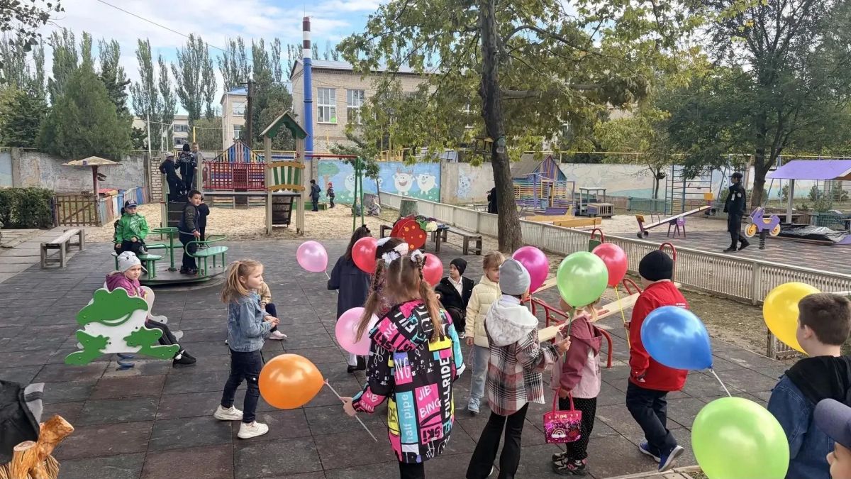 Школьники Скадовска поздравили дошколят и коллектив детского сада с Днём дошкольного работника! Школьники Скадовска поздравили дошколят и коллектив детского сада с Днём дошкольного работника!