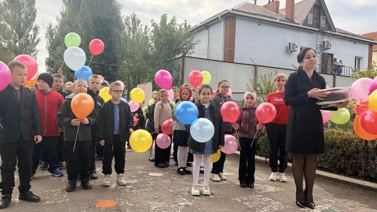 Школьники Скадовска поздравили дошколят и коллектив детского сада с Днём дошкольного работника! Школьники Скадовска поздравили дошколят и коллектив детского сада с Днём дошкольного работника!