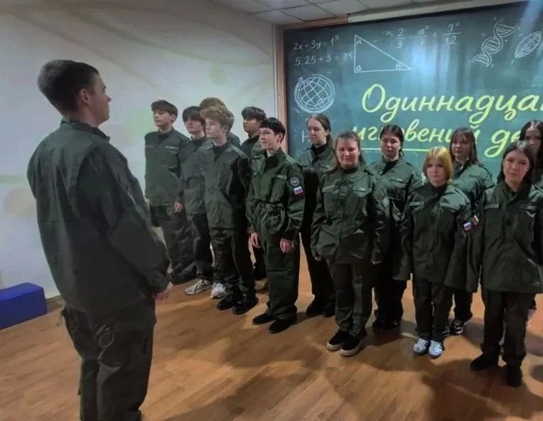 «Плечом к плечу»: первое занятие взвода филиала Центра «ВОИН» в Скадовской школе №1 «Плечом к плечу»: первое занятие взвода филиала Центра «ВОИН» в Скадовской школе №1