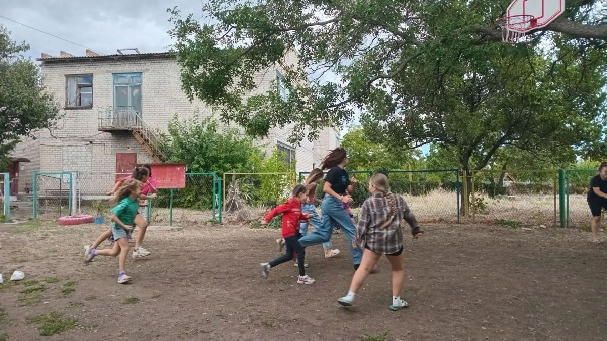 Для юных жителей Дудчино на площадке у Дома культуры прошла игровая программа «Осенняя полянка» Для юных жителей Дудчино на площадке у Дома культуры прошла игровая программа «Осенняя полянка»