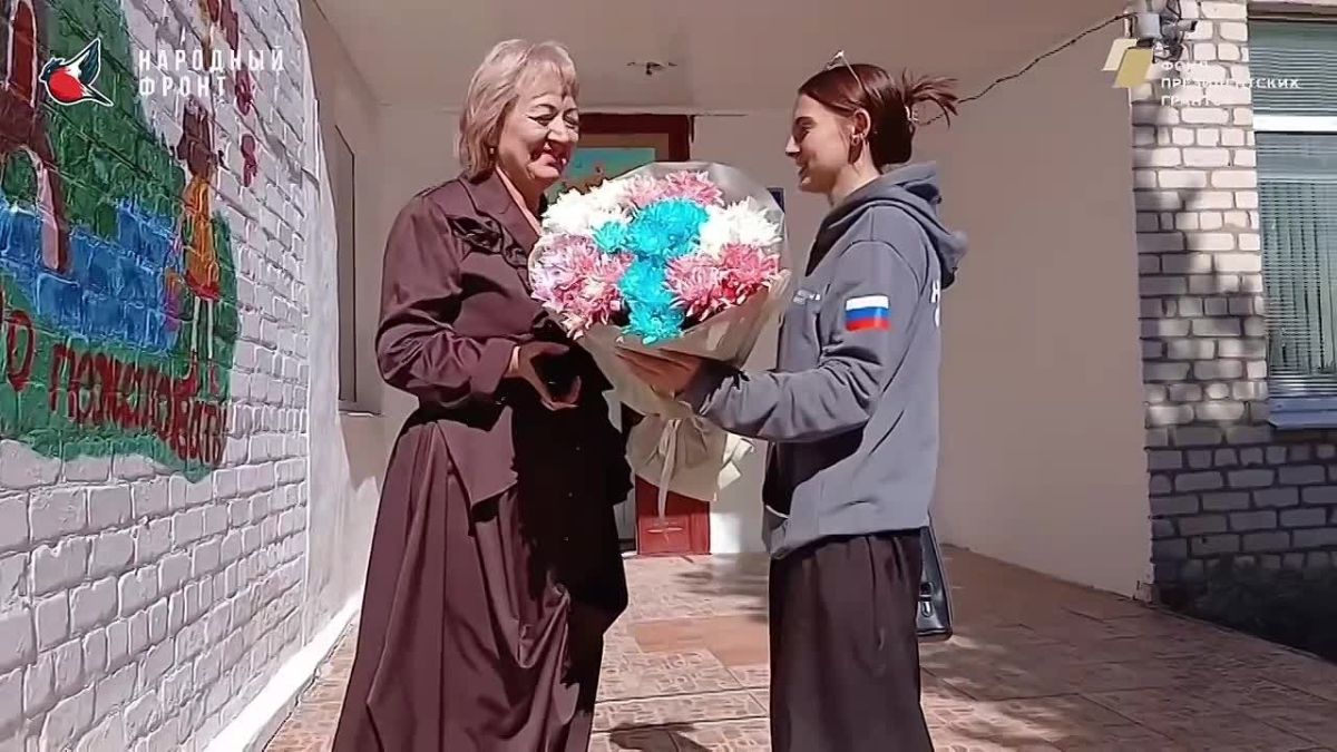 В преддверии Дня дошкольного работника команда Молодёжки Народного фронта заглянула в гости к ребятам из детского сада «Теремок» в Геническе