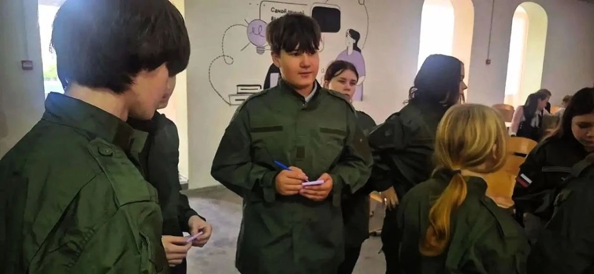 «Плечом к плечу»: первое занятие взвода филиала Центра «ВОИН» в Скадовской школе №1 «Плечом к плечу»: первое занятие взвода филиала Центра «ВОИН» в Скадовской школе №1