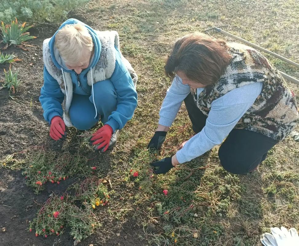 В Богдановке прошёл субботник по посадке цветов В Богдановке прошёл субботник по посадке цветов