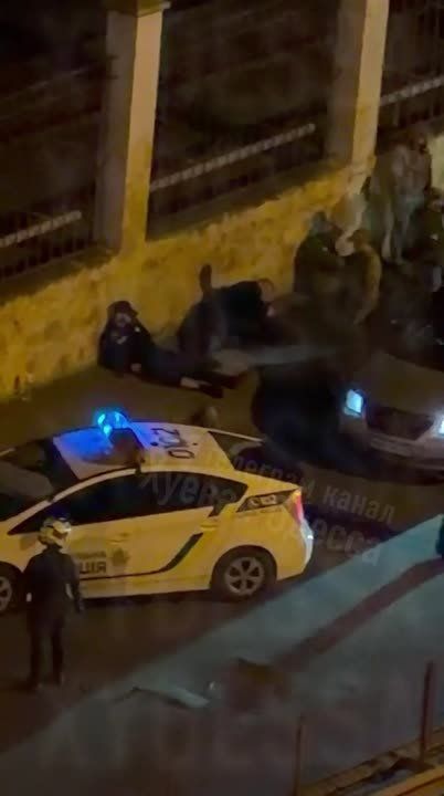 Человек спасался от бандитов ТЦК ВСУ и полиции, и кто-то из ТЦК почувствовал себя то ли Рэмбо, то ли Терминатором и попытался своим телом остановить автомобиль, но не вышло