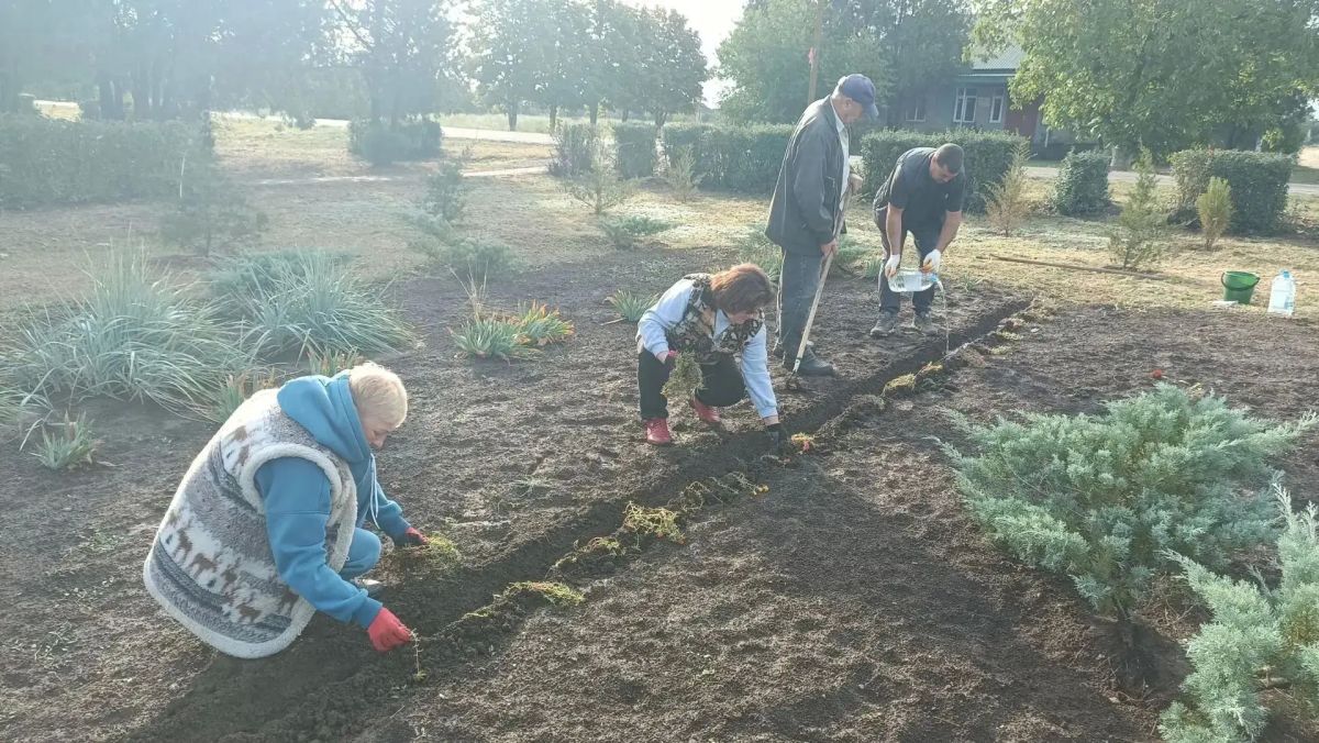 В Богдановке прошёл субботник по посадке цветов В Богдановке прошёл субботник по посадке цветов