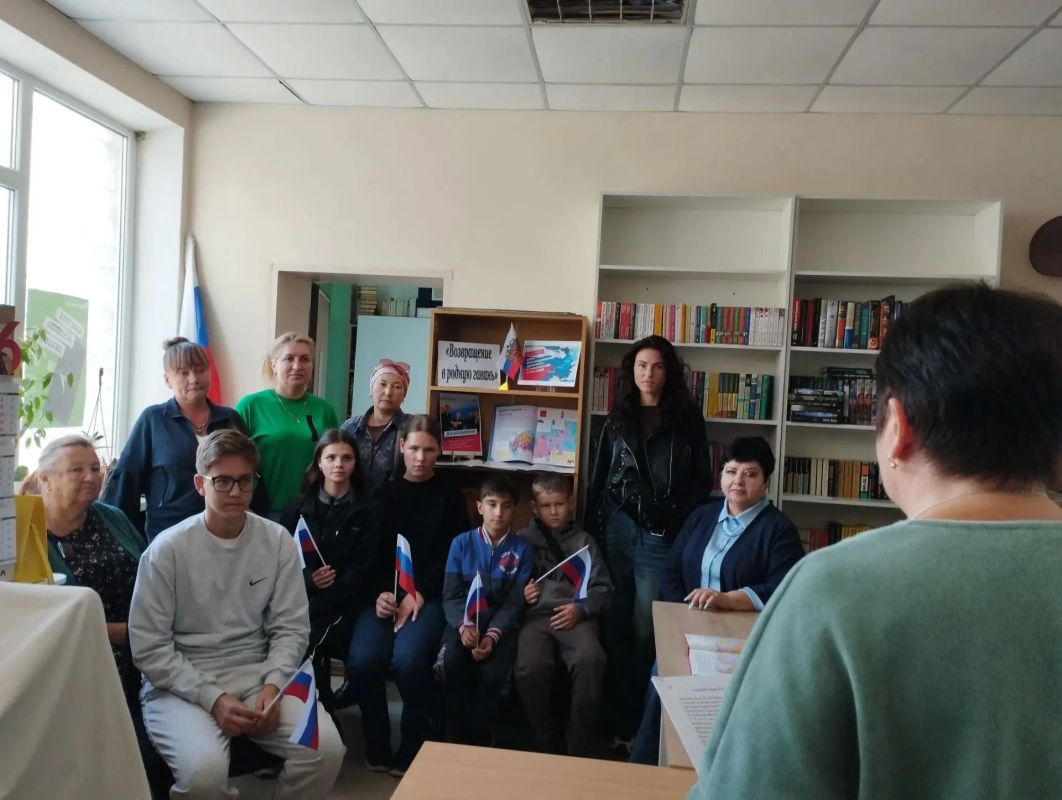 «Одна страна, одна семья, одна Россия»: в Стрелковом прошёл познавательный час ко Дню воссоединения!