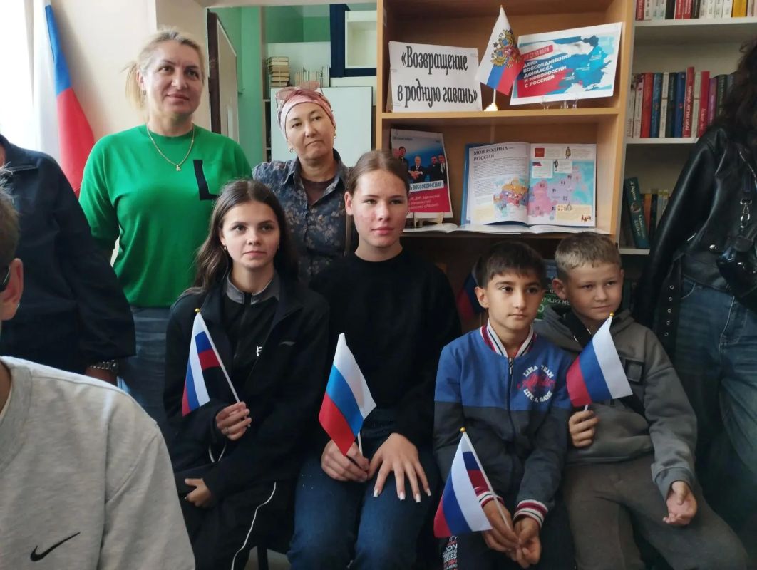 «Одна страна, одна семья, одна Россия»: в Стрелковом прошёл познавательный час ко Дню воссоединения! «Одна страна, одна семья, одна Россия»: в Стрелковом прошёл познавательный час ко Дню воссоединения!