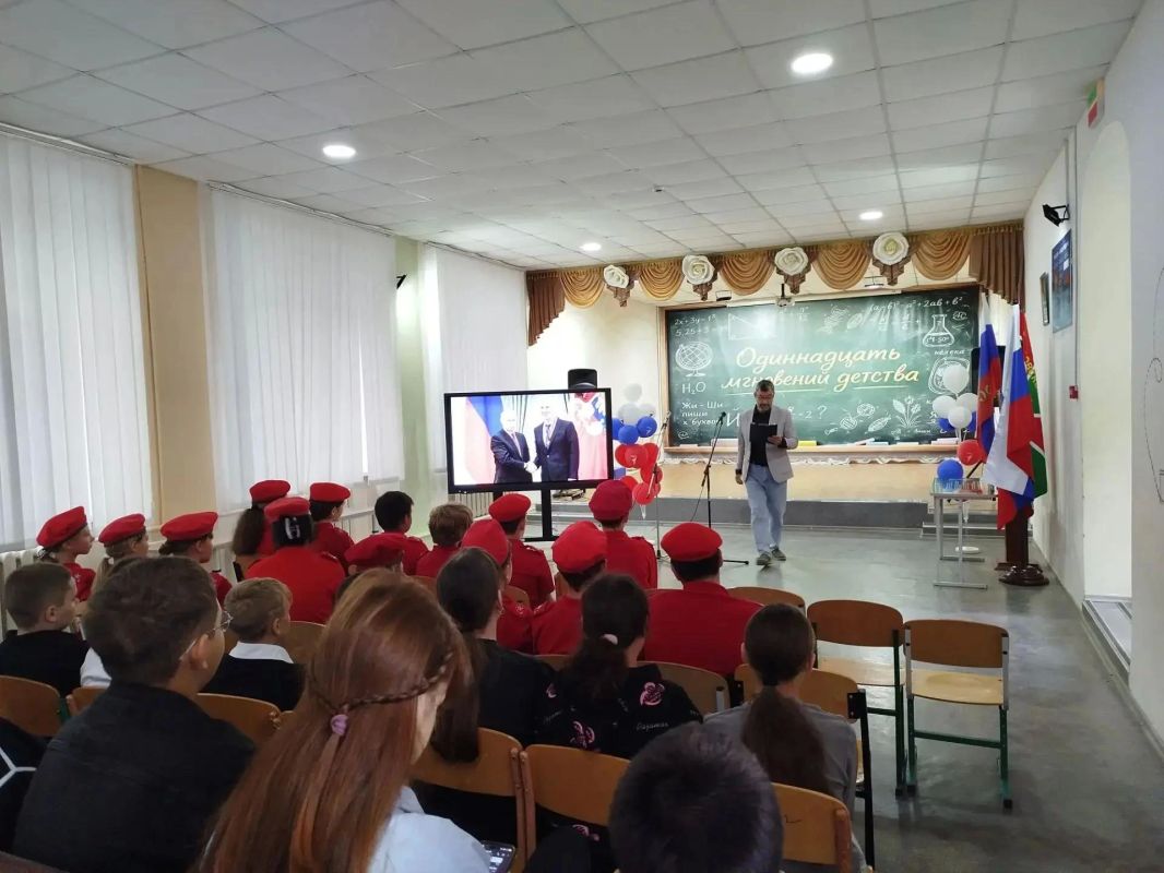 Праздничное мероприятие, посвящённое Дню воссоединения с Россией, в Скадовской школе Праздничное мероприятие, посвящённое Дню воссоединения с Россией, в Скадовской школе