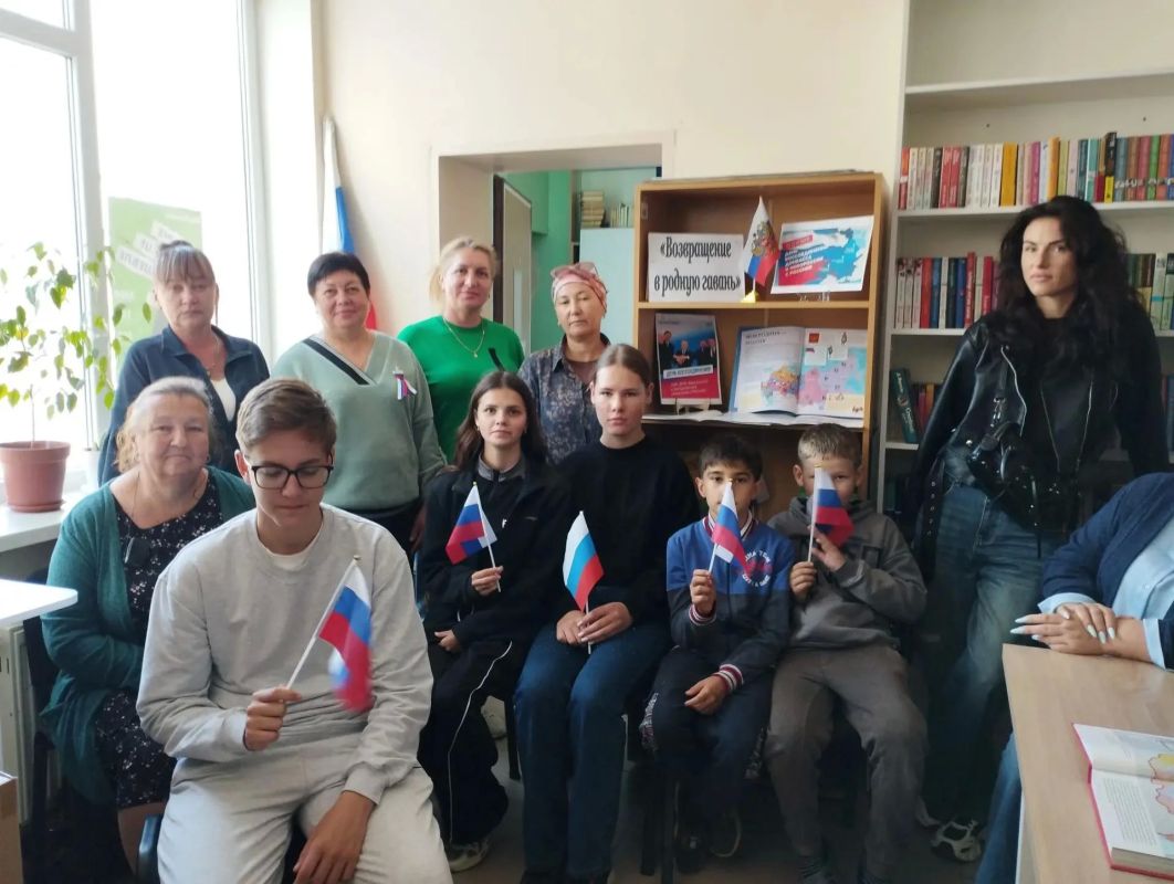 «Одна страна, одна семья, одна Россия»: в Стрелковом прошёл познавательный час ко Дню воссоединения! «Одна страна, одна семья, одна Россия»: в Стрелковом прошёл познавательный час ко Дню воссоединения!