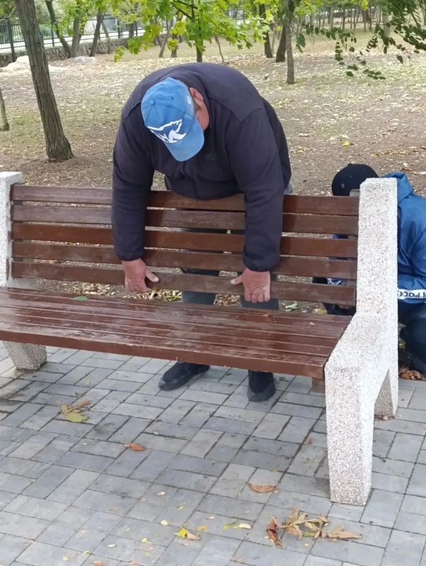 Работники МКУ «Азовкоммунсервис» продолжают благоустройство Генического округа Работники МКУ «Азовкоммунсервис» продолжают благоустройство Генического округа