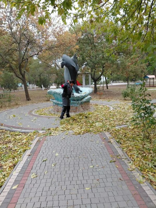 Работники МКУ «Азовкоммунсервис» продолжают благоустройство Генического округа Работники МКУ «Азовкоммунсервис» продолжают благоустройство Генического округа