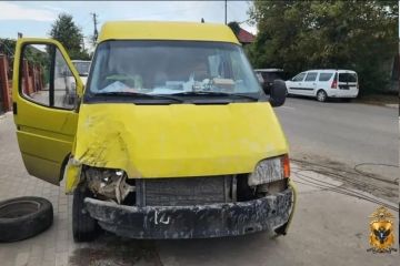 В Геническе 19-летний водитель Ford Transit врезался в препятствие, есть раненый