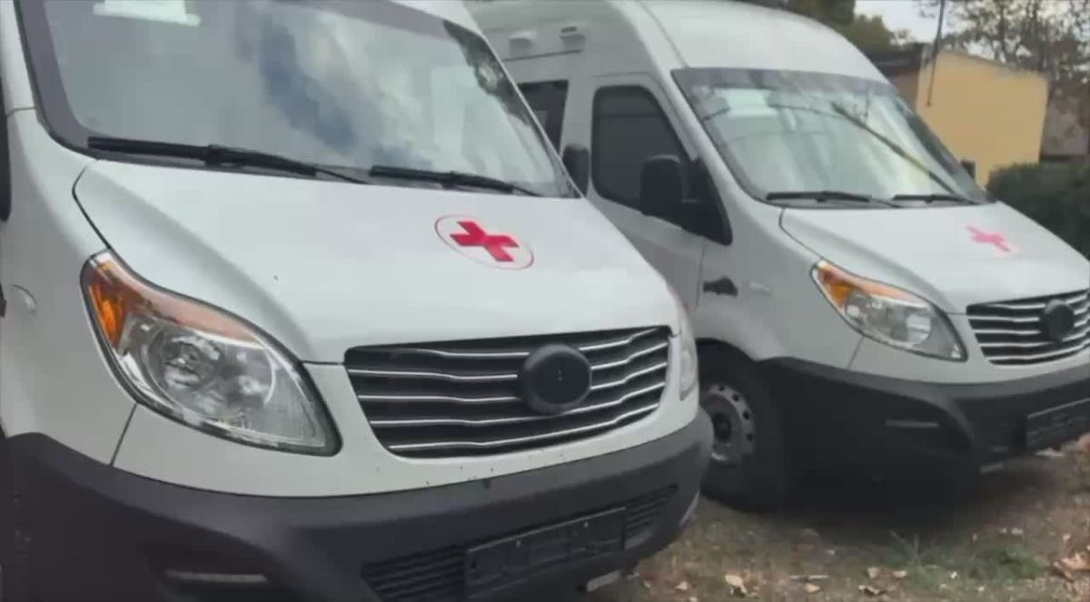 Десять бронированных скорых передали медикам Херсонской области