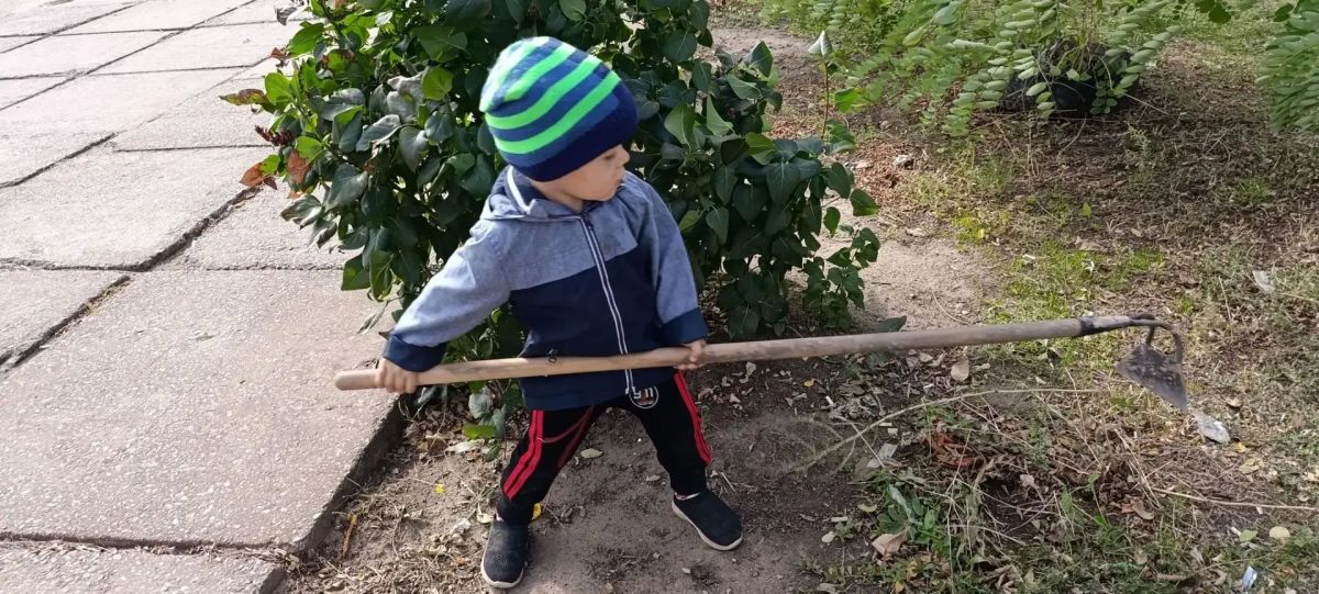 У Красноподольской библиотеки провели субботник У Красноподольской библиотеки провели субботник