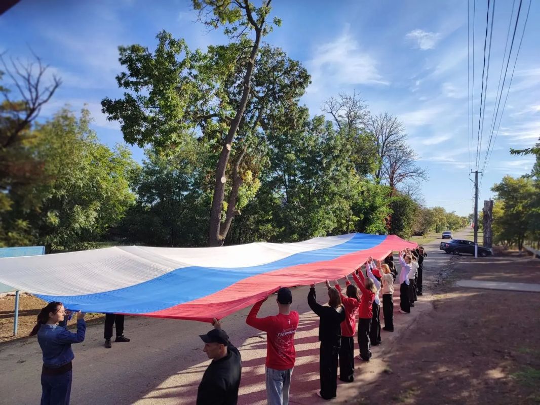 В Новопокровке отметили День воссоединения Донбасса и Новороссии с Российской Федерацией В Новопокровке отметили День воссоединения Донбасса и Новороссии с Российской Федерацией