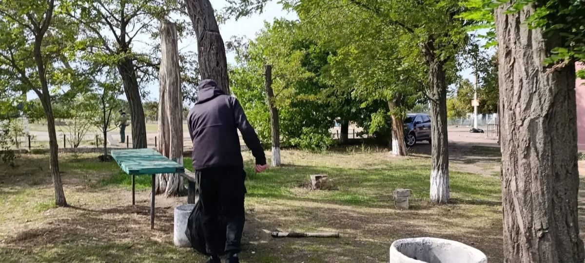 У Красноподольской библиотеки провели субботник У Красноподольской библиотеки провели субботник