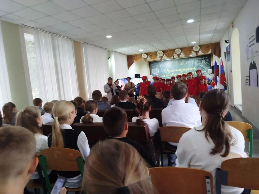 Праздничное мероприятие, посвящённое Дню воссоединения с Россией, в Скадовской школе Праздничное мероприятие, посвящённое Дню воссоединения с Россией, в Скадовской школе